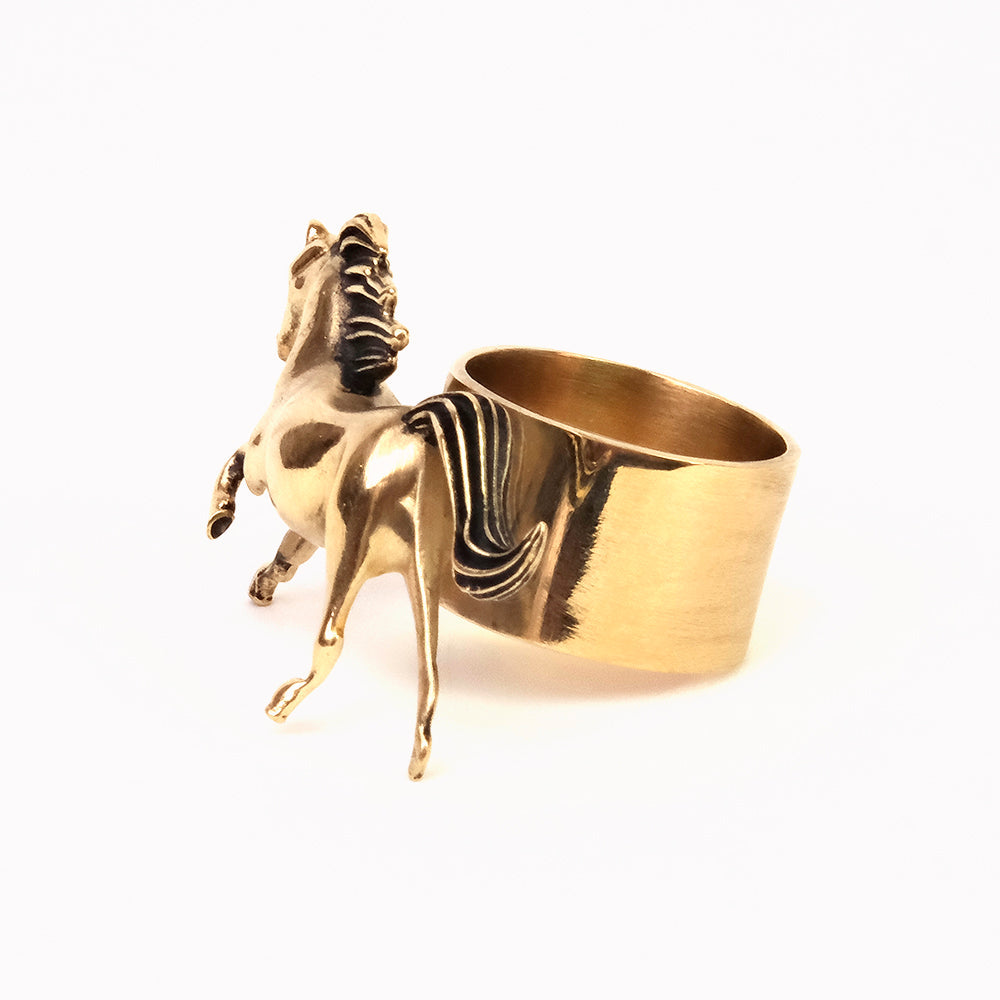 Brass-gold napkin ring with a detailed rearing horse figurine